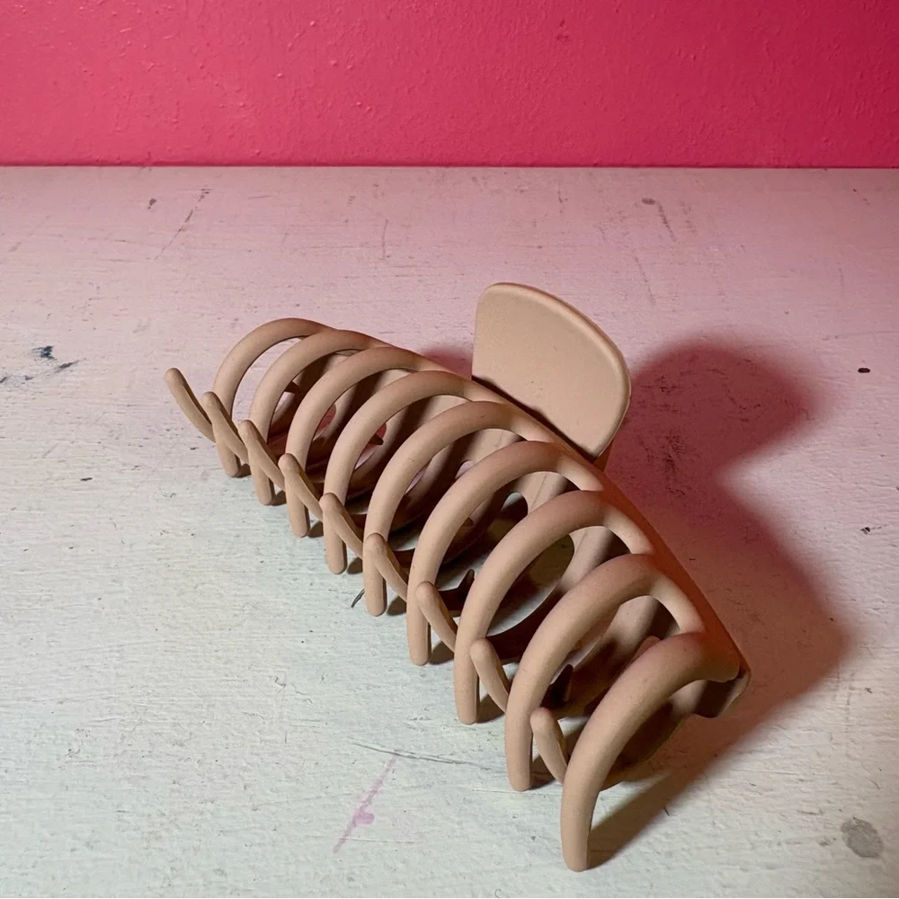 Urban Outfitters Marley Chic Tan Hair Claw Clip EUC - Picture 3 of 6